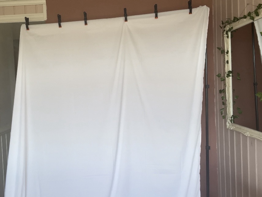 Whitescreen backdrop for home studio for actors, models, influensers, bloggers, content creators and small business owners. 